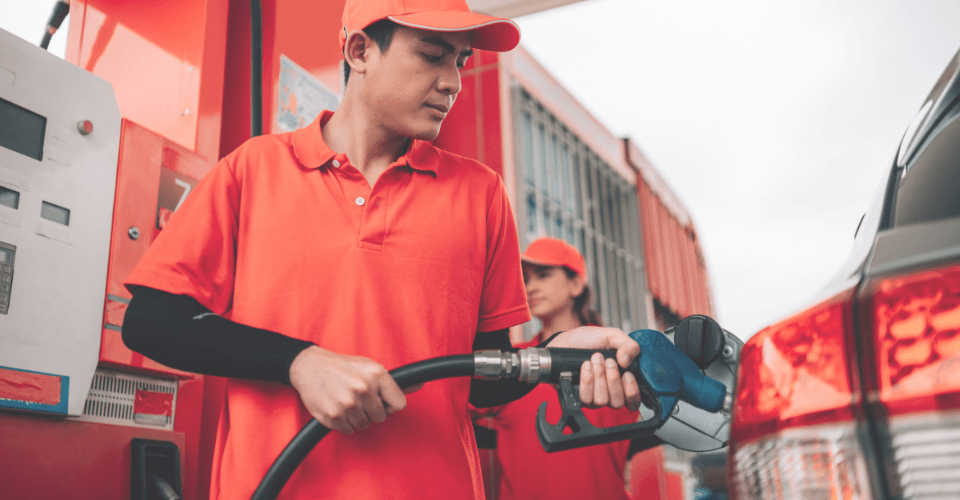 employé de pompe à essence automobile