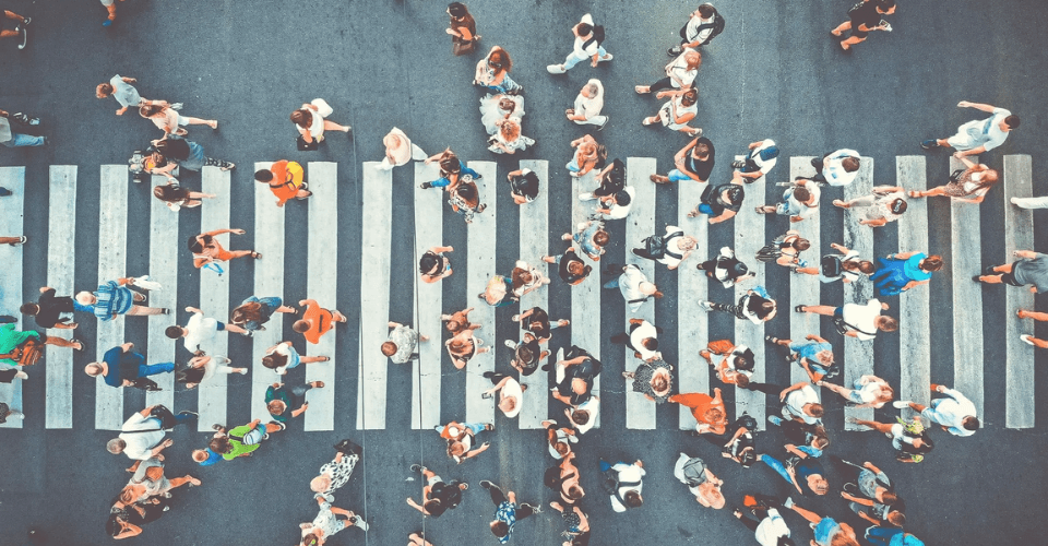 Passage piéton de haut avec une foule de personnes qui marchent vu du dessus