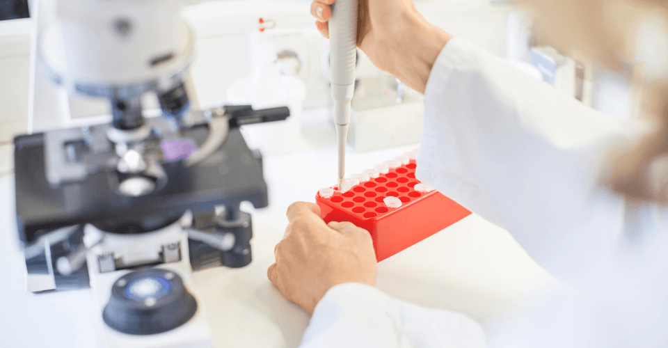 laboratoire en recherche clinique avec microscope, pipette et eppendorf