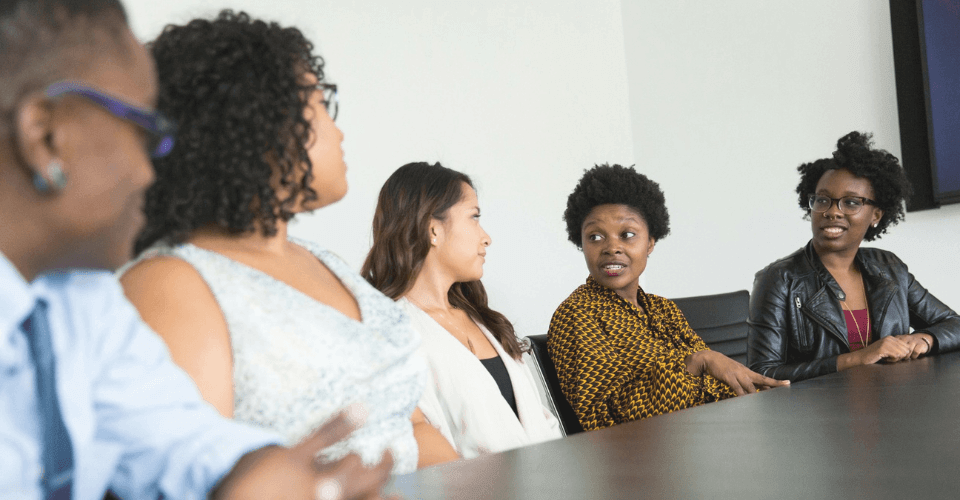 femmes qui discutent autour d'une table 