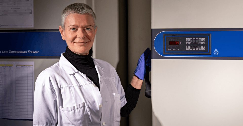 Sandrine Estoppey dans la Biobanque d'Unisanté