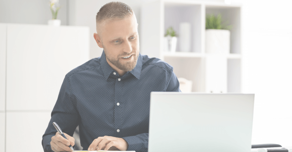 homme qui suit une formation continue en ligne sur son ordinateur