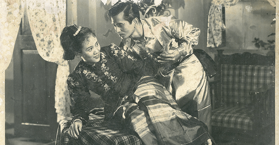 film en noir et blanc du Myanmar avec une femme qui se fait harcelée par un homme