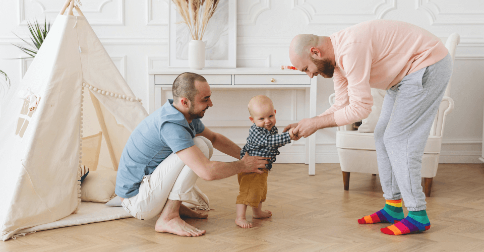 couple de pères homosexuels avec leur enfant 