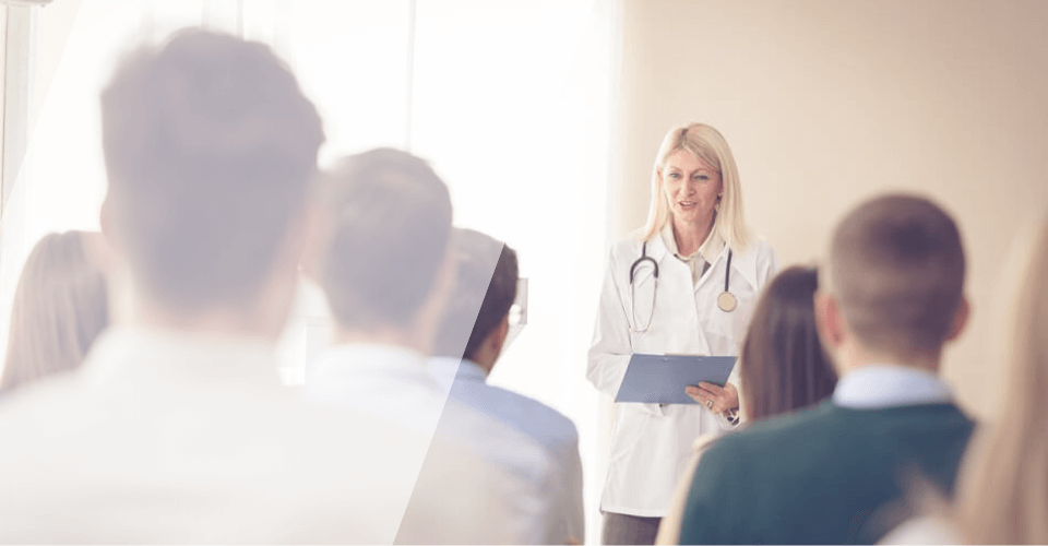 medecin femme qui parle devant un public