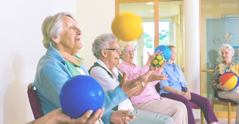 senior dans un ems qui font de la prévention avec un ballon