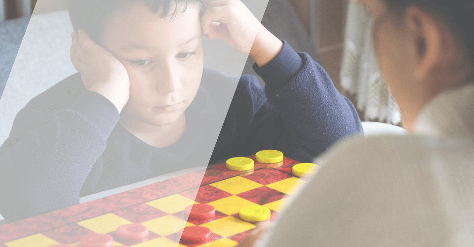 enfant triste et adulte qui jouent