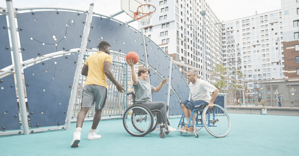 sport inclusif avec une chaise roulante sur un terrain de basket