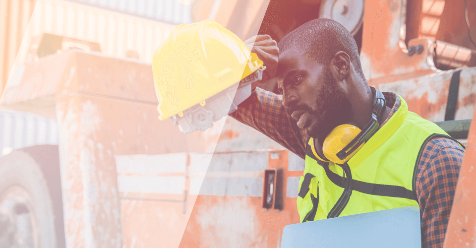 Ouvrier qui souffre de la chaleur au travail