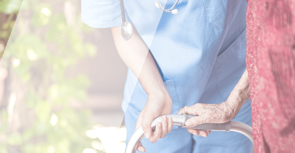 médecin femme aidant une personne agéée à marcher dans un ems