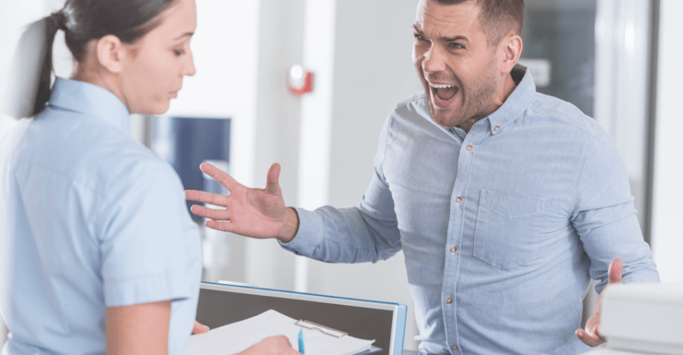 patient violent face à une soignante qui travaille