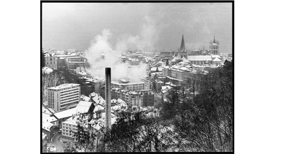 Vue générale de la Cité prise depuis l’Hermitage avec la cheminée de l’usine d’incinération du Vallon au premier plan, 1967, coll. Musée Historique de Lausanne